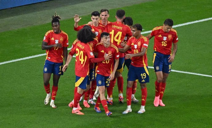 Los jugadores de España celebran un gol en la fase de grupos. / Julian Stratenschulte