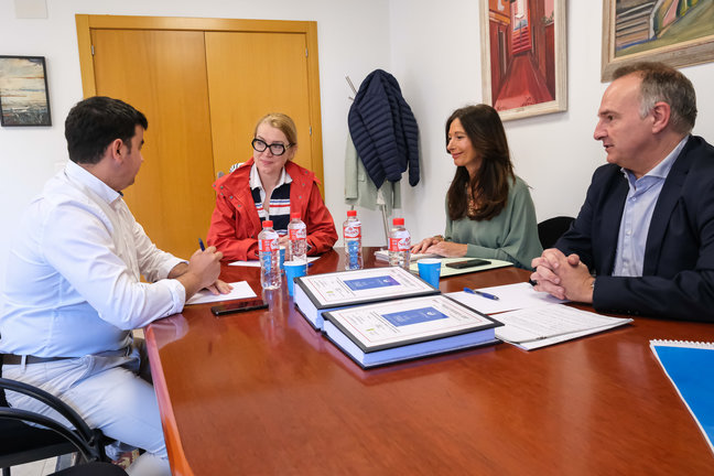 La consejera de Cultura, Turismo y Deporte, Eva Guillermina Fernández con el alcalde de Limpias, Ignacio Sainz. / Alerta