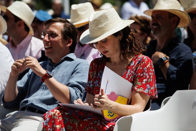 El alcalde de Madrid, José Luis Martínez-Almeida, y la presidenta de la Comunidad de Madrid, Isabel Díaz Ayuso, durante un acto del PP de Madrid. / Alejandro Martínez Vélez