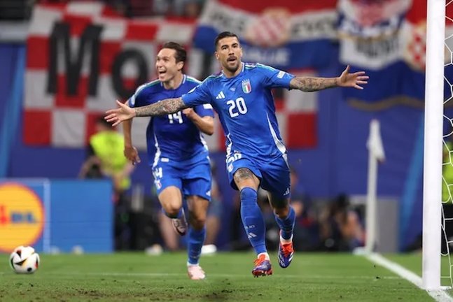 Un gol tardío de Zaccagni permitió a Italia ganar el punto que necesitaba contra Croacia y clasificarse para los octavos de final, donde se enfrentará a Suiza.