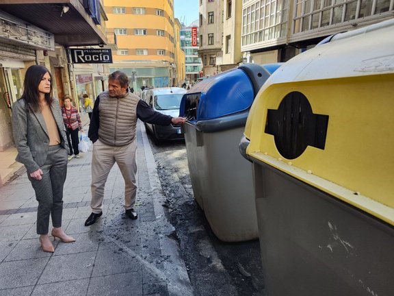 La portavoz de Vox en Santander, Laura Velasco, observando la situación de las basuras. / A.E.