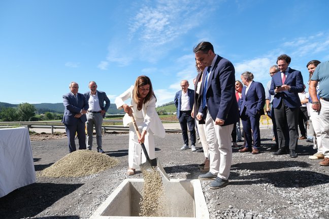 La presidenta de Cantabria, María José Sáenz de Buruaga, pone la primera piedra del Centro Logístico de La Pasiega. / Alerta