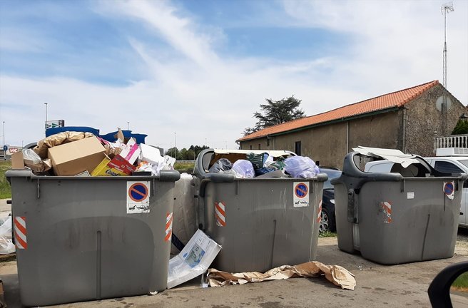 Residuos acumulados alrededor de los contenedores de basura de una calle de Camargo. / A.E.