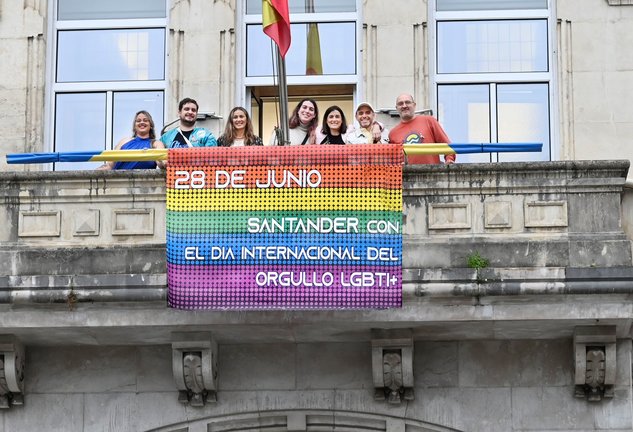 Gema Igual despliega una bandera LGTBI en el balcón. / A.E.