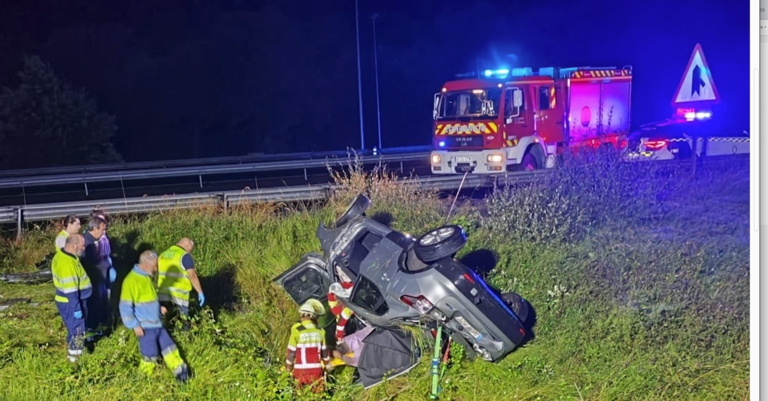 Servicios de emergencia atienden un accidente en la A8, donde un vehículo volcó a la altura del kilómetro 148+500 en Castro Urdiales, causando importantes retrasos. / 112 Cantabria