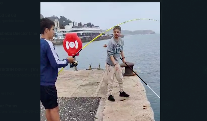 Los jóvenes pescando cerca del Museo Marítimo. / A.E.