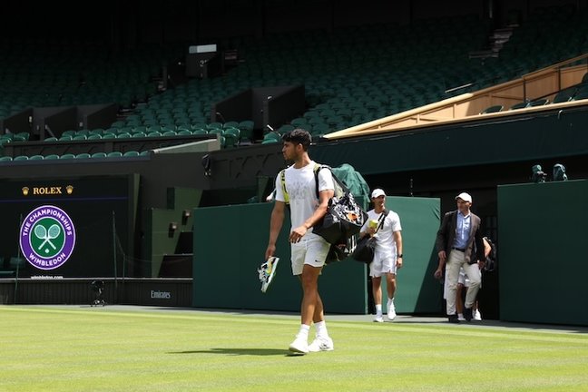 El tenista español Carlos Alcaraz se muestra optimista durante un entrenamiento en Wimbledon, preparándose para defender su título y añadirlo a su reciente victoria en Roland Garros, a pesar de una breve preparación sobre hierba tras su eliminación en Queen's.
