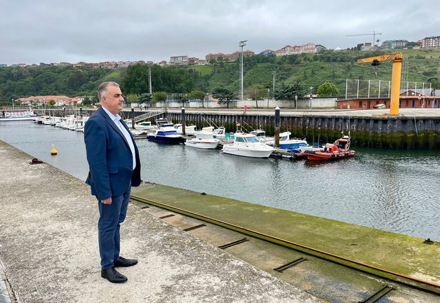 El consejero Roberto Media en su visita a la dársena del Puerto de Suances. / Lara Revilla