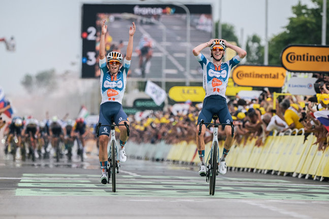 Frank van den Broek y Romain Bardet, ambos del Team dsm-firmenich PostNL, celebran un triunfo de etapa en el Tour de Francia./ A.S.O.