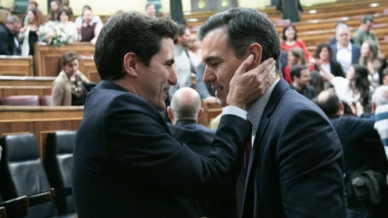 El diputado por Cantabria, Pedro Casares y Pedro Sánchez. / E.P.