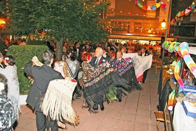 Ramales de la Victoria: Fiestas de San Pedro: Baile en la verbena del Mantón, típica de las fiestas de Ramales.