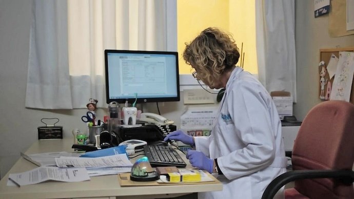 Una trabajadora del ámbito sanitario realiza su trabajo en un consultorio médico. / a.e.