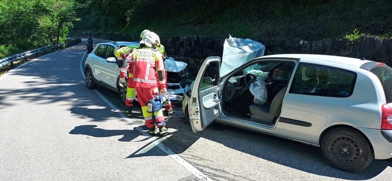 El servicio de emergencias del 112 de Cantabria atiende una colisión frontal en el kilómetro 2 de la carretera CA-888 en Pembes, Camaleño. El accidente dejó dos heridos leves que fueron trasladados por los servicios sanitarios del 061.