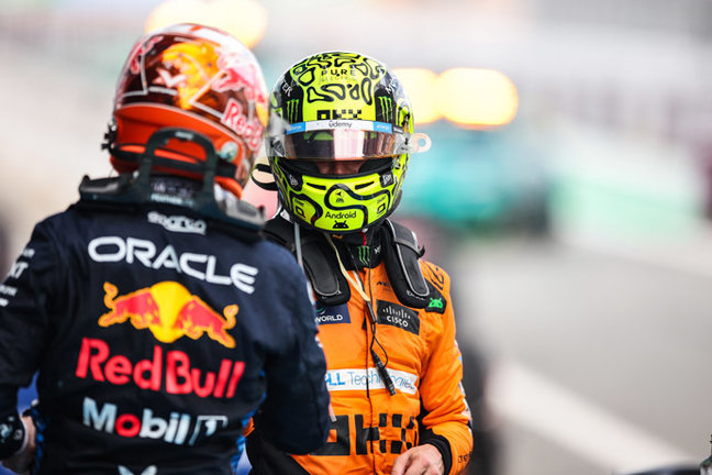 El británico Lando Norris (McLaren) saluda a Max Verstappen (Red Bull), en el Gran Premio de España 2024. / EP