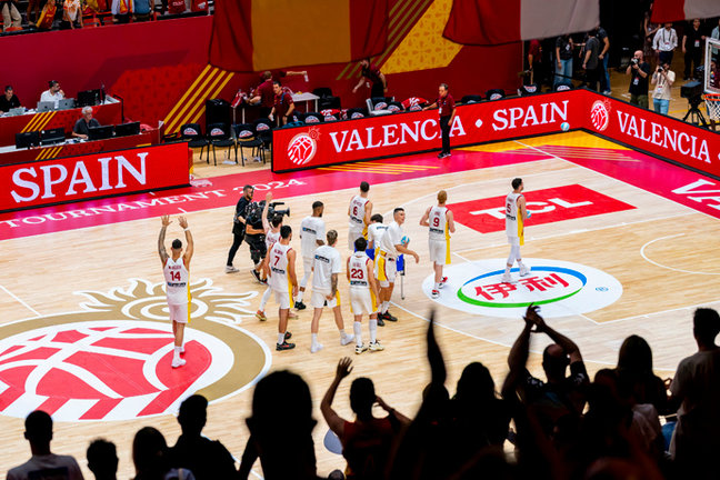 La selección española de baloncesto celebra el pase a las semifinales del Preolímpico . / EP