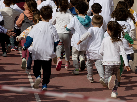Un grupo de niños corre durante la novena edición de 'La Vuelta al Cole'. / Eduardo Parra