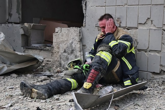 Un bombero cansado sentado cerca de la clínica infantil Okhmatdit, dañada tras un ataque con cohetes. Por la mañana, el ejército ruso llevó a cabo un ataque masivo con misiles contra las ciudades ucranianas de Kyiv, Dnipro, Kryvyi Rih, Sloviansk y Kramatorsk, utilizando más de 40 misiles de diversos tipos. En Kiev resultaron dañados edificios residenciales, instalaciones de infraestructura y el hospital infantil "Okhmatdyt". Los equipos de rescate siguen buscando personas bajo los escombros.