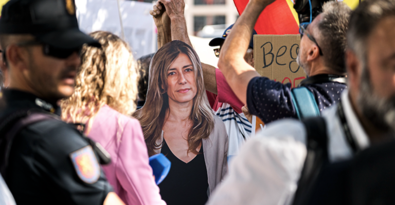 Varias personas se concentran para protestar contra el presidente del Gobierno antes de que su mujer, Begoña Gómez, llegue a declarar como investigada, en los juzgados de Plaza de Castilla, a 5 de julio de 2024, en Madrid (España). 

Firma: Diego Radamés / Europa Press