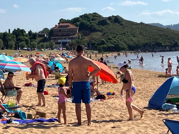 La playa de Usil en Mogro, Miengo, Cantabria, abarrotada de gente en un día caluroso que superó los 30 grados, el 8 de julio de 2024.