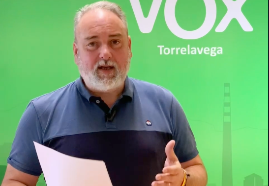 El portavoz de VOX en el Ayuntamiento de
Torrelavega, Roberto García Corona.