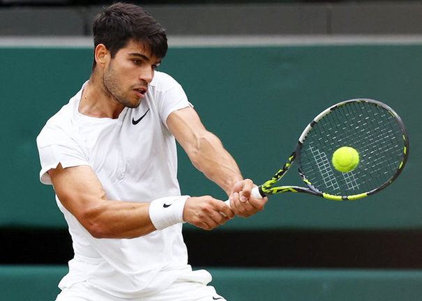 El tenista murciano Carlos Alcaraz contra el americano Tommy Paul en Wimbledon. / red x