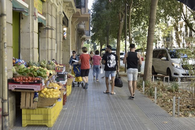 Varias personas caminan a lo largo de la calle Consell de Cent. EP / Archivo