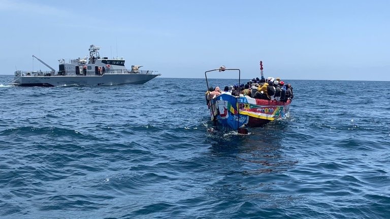 Una embarcación con inmigrantes ilegales. / EP