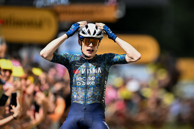 Jonas Vingegaard celebra la victoria en la duodécima etapa del Tour de Francia. / asos
