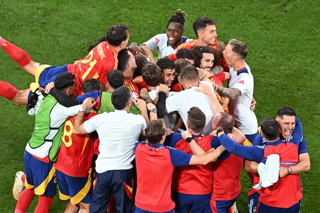 Los jugadores de la selección española celebran el pase a la final de la Eurocopa tras eliminar a Francia. / Sven Hoppe