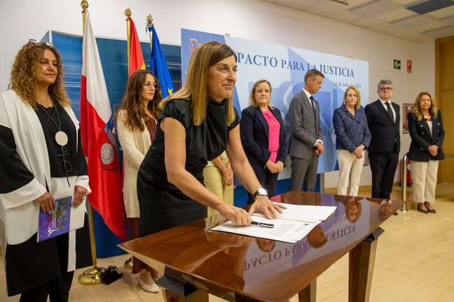 La presidenta de Cantabria, María José Sáenz de Buruaga, firma el Pacto para la Justicia en Cantabria. / Miguel De la Parra