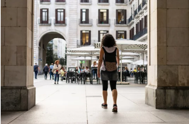 Una joven se dispone a cruzar la plaza Porticada de Santander. / A.E.