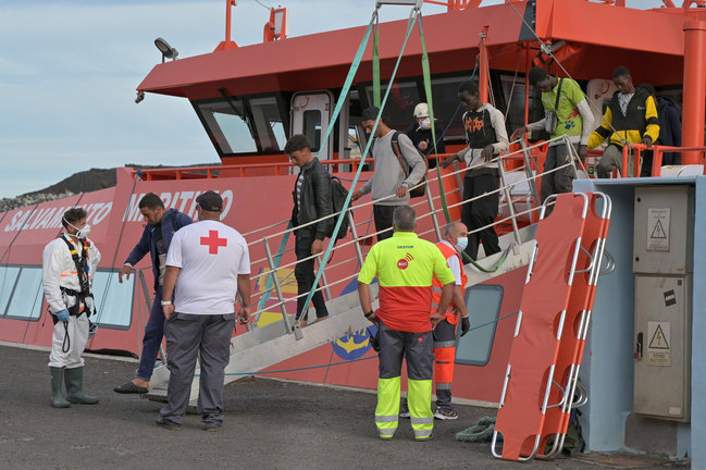 Varias personas rescatadas por una embarcación de Salvamento Marítimo. / EP