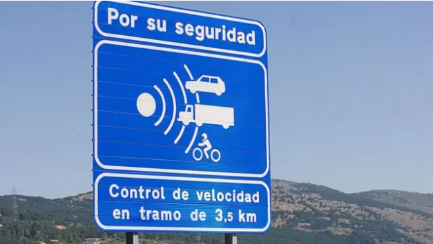 Cartel de aviso de un radar en las carreteras españolas. / DGT