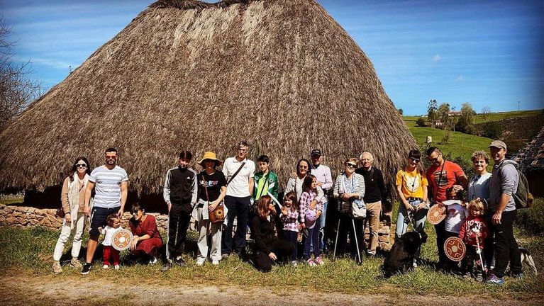 Un grupo de personas visita el Poblado Cántabro. / A. del Saja