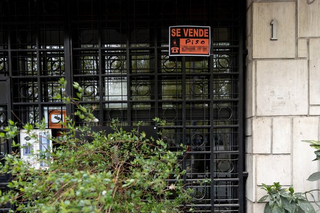 Vista de un cartel de 'Se vende' en un portal de un edificio. Eduardo Parra