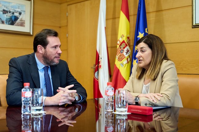 El ministro de Transportes, Óscar Puente, y la presidenta del Gobierno de Cantabria, María José Sáenz de Buruaga. / Juanma Serrano