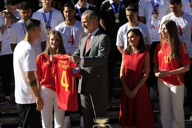 Los Reyes Felipe VI (2i) y Letizia (2d); la Princesa Leonor (1i), y la Infanta Sofía (1d), reciben a la Selección española de Fútbol, en el Palacio de La Zarzuela. / Casa Real