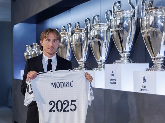 Luka Modric posa con la camiseta de su renovación. / Red X