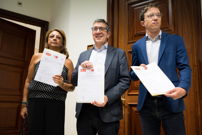 La diputada de Coalición Canaria Cristina Valido; el portavoz del PSOE en el Congreso, Patxi López y el diputado de Sumar Iñigo Errejón. / EP