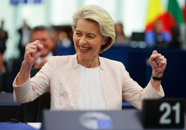 La Presidenta en ejercicio de la Comisión Europea, Ursula von der Leyen, reacciona tras el recuento de votos en la sala plenaria del Parlamento Europeo. / Philipp von Ditfurth