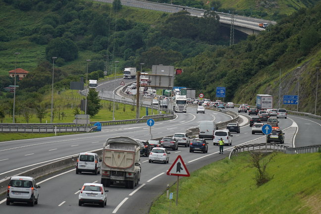 Retenciones en torno a las 16 de la tarde en la autopista entre País Vasco y Cantabria. / H.Bilbao / Archivo