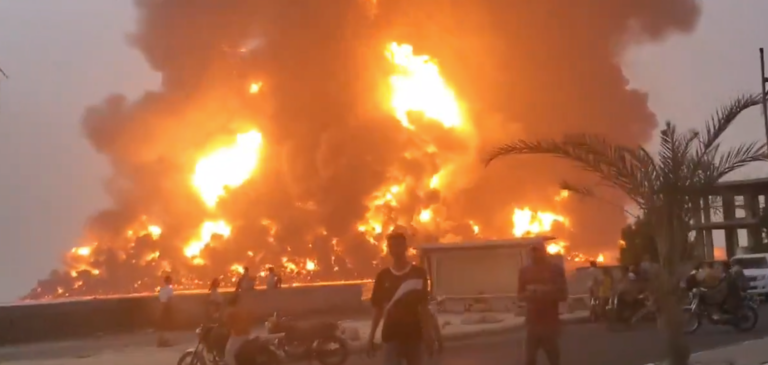 Una enorme columna de fuego tras los ataques israelíes en Hodeida. / X