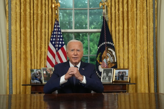 El Presidente de los Estados Unidos, Joe Biden, se dirige a la nación desde la Oficina Oval de la Casa Blanca en Washington, DC. / Erin Schaff