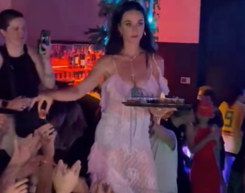 La cantante, Katy Perri en un bar de Barcelona. / TWITTER