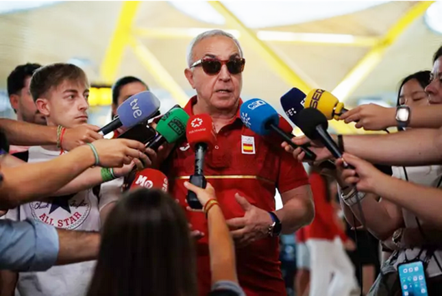 El presidente del Comité Olímpico Español, Alejandro Blanco, atiende a los medios. / AFP7