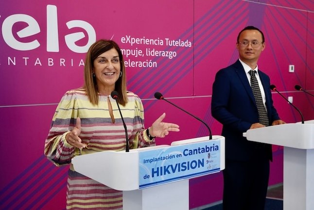 La presidenta de Cantabria, María José Sáenz de Buruaga, ha visitado hoy, junto al presidente de Hikvision Iberia, Ethan Qu, las instalaciones de la Torre Xtela del Parque Científico y Tecnológico (PCTCAN). / A.E.