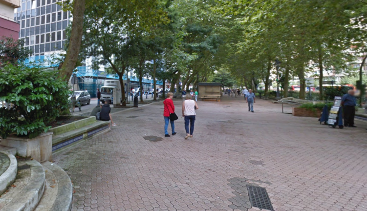 Varias personas caminan por La Alameda, en Santander. / Alerta