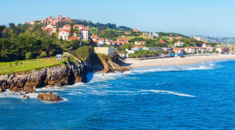 Cantabria se enfrenta a un futuro incierto, donde la erosión costera y la subida del nivel del mar amenazan con transformar su litoral. / A.S.