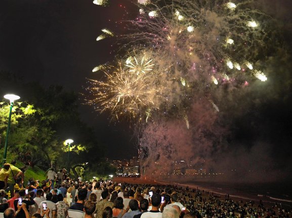 Los fuegos artificiales iluminaron la noche de Santander, como cada año en las fiestas.