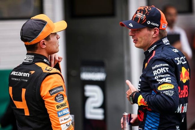 El piloto británico Lando Norris (McLaren) y el neerlandés Max Verstappen (Red Bull), en el GP de Hungría. / AFP7 / EP